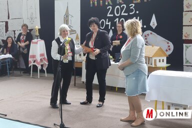 Telecski Elvira elismerést ad át Zsidai Erzsébet helyi szervezőnek (Lakatos János felvétele)