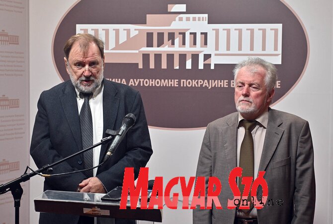 A terv teljes mértékben az európai regionális politikai elveken alapszik – közölte az ülés előtti sajtótájékoztatón dr. Nagy Imre VMSZ-képviselő, az Újvidéki Egyetem Természettudományi Karának tanára. Mellette Csikós László (Ótos András felvétele) A terv teljes mértékben az európai regionális politikai elveken alapszik – közölte az ülés előtti sajtótájékoztatón dr. Nagy Imre VMSZ-képviselő, az Újvidéki Egyetem Természettudományi Karának tanára. Mellette Csikós László (Ótos András felvétele)