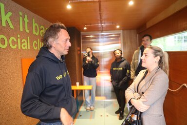 Craig Cohonnal, a Walk it kampány kezdeményezőjével Újvidéken az önkormányzat és az egyetem  illetékesei is elbeszélgettek (Fotó: novisad.rs)