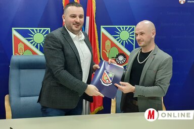 Mladen Zec és Kovács Róbert, a Temerini Kertbarátkör elnöke (Fotó: Fúró Dénes felvétele)
