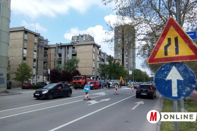 A Razzia áldozatai rakparton csőtörés miatt akadozik a közlekedés (Fotó: Dávid Csilla felvétele)