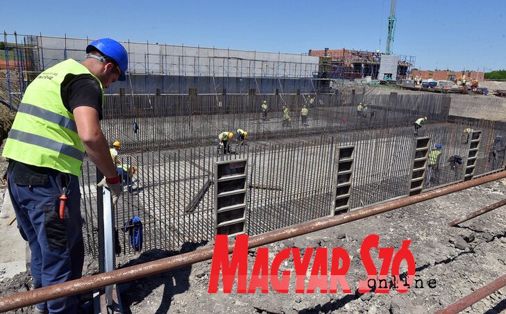 Néhány héten belül elkészül az egyik ülepítőmedence, a másik kettőnél a betonvasakat helyezik le a munkások (Ótos András felvétele)