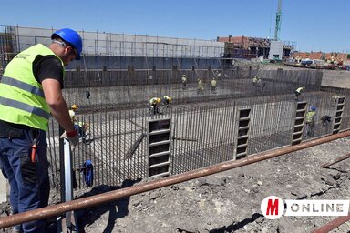Néhány héten belül elkészül az egyik ülepítőmedence, a másik kettőnél a betonvasakat helyezik le a munkások (Ótos András felvétele)