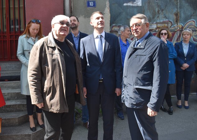 Nagy István, dr. Pásztor Bálint és Kern Imre a felújított házat szemléli Nagy István, dr. Pásztor Bálint és Kern Imre a felújított házat szemléli