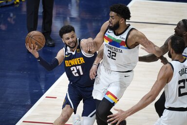 Jamal Murray és Karl-Anthony Towns küzdelme a gyűrű alatt (Fotó: Beta/AP)