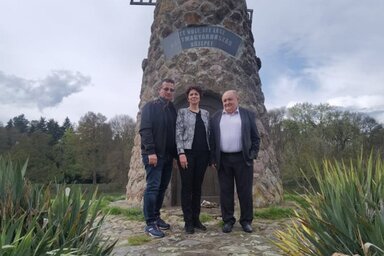 Goga Zsolt, Kozma Lívia és Valka Károly a szarvasi szélmalomnál (Fotó: Kozma Lívia)