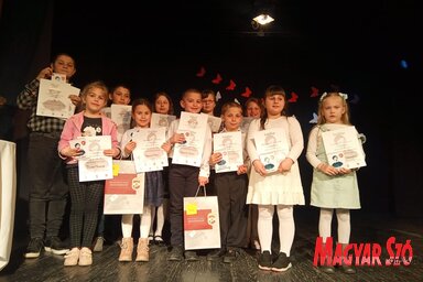 A nagykikindai Petőfi él! című szavalóverseny magyarcsernyei és tóbai résztvevői (Vidács Hajnalka felvétele)