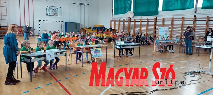 A Pažljivkova smotra nevű községi közlekedési verseny résztvevői (Vidács Hajnalka felvétele) A Pažljivkova smotra nevű községi közlekedési verseny résztvevői (Vidács Hajnalka felvétele)