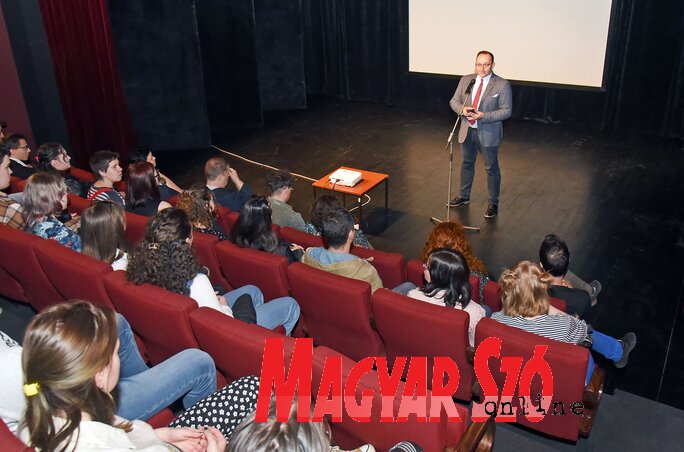 Juhász Attila köszöntötte az egybegyűlteket (Gergely Árpád felvételei) Juhász Attila köszöntötte az egybegyűlteket (Gergely Árpád felvételei)