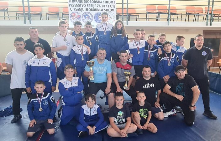 A Potisje U13-as és U17-es birkózói Magyarkanizsán