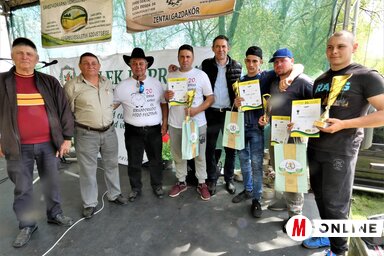 A dobogós kézi birkanyírók az idei fesztivál szervezőivel (Fotó: Horváth Zsolt)