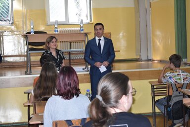 Az oktatási miniszter az egyik belgrádi iskolában az anyanyelvi vizsga előtt