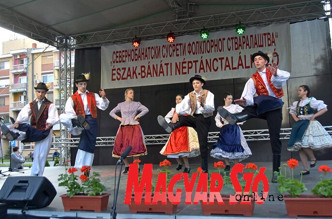 A tiszaszentmiklósi Pirostulipán táncosai először léptek fel Törökkanizsán (Fotó: Gergely József)
