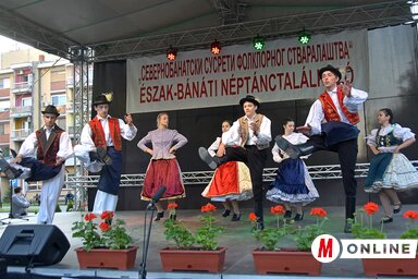 A tiszaszentmiklósi Pirostulipán táncosai először léptek fel Törökkanizsán (Fotó: Gergely József)