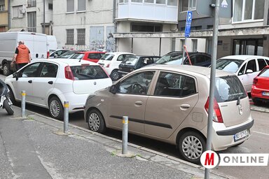 A három percnél hosszabb várakozás parkolásnak számít, és büntetendő (Fotó: Ótos András felvétele)