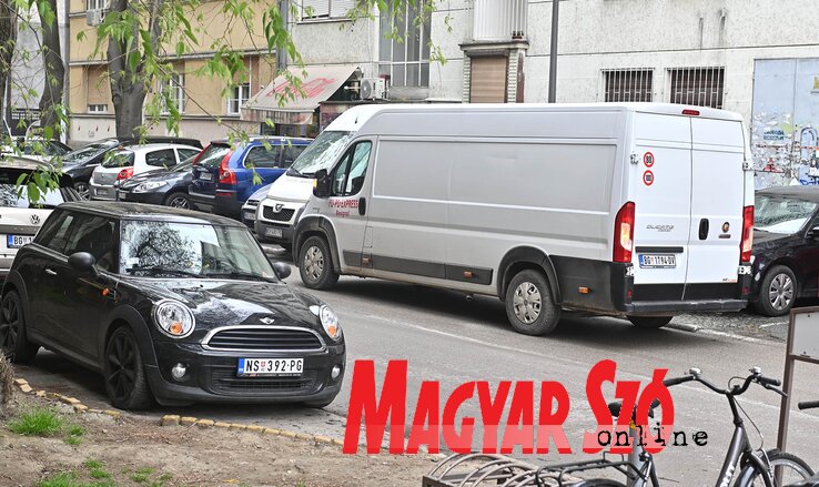 A három percnél hosszabb várakozás, még bekapcsolt irányjelzőkkel is, parkolásnak számít, büntetendő. Valószínűleg hamarosan véget ér a „fehér kombik terrorja” (Fotó: Ótos András felvétele) A három percnél hosszabb várakozás, még bekapcsolt irányjelzőkkel is, parkolásnak számít, büntetendő. Valószínűleg hamarosan véget ér a „fehér kombik terrorja” (Fotó: Ótos András felvétele)
