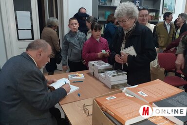 Könyvbemutató a bácskossuthfalvi könyvtárban (Kazinczy Paszterkó Diana felvétele)