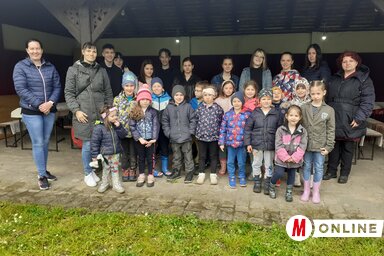 A Tájház Szent György-napi programján Fekete Edit óvónő csoportja és a középiskolások Sihelnik Ágnes koordinátorral (Kazinczy Paszterkó Diana felvétele)