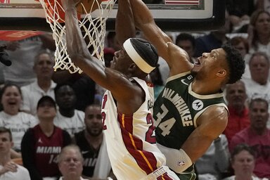 Butler attól sem ijedt meg, ha Giannison keresztül kellett zsákolnia (Fotó: Beta/AP)