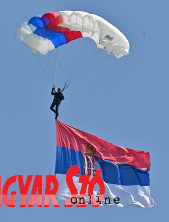 A 63. Ejtőernyős Brigád tagjainak ugrásával érkezett meg Szerbia zászlaja(Fotó: Ótos András)