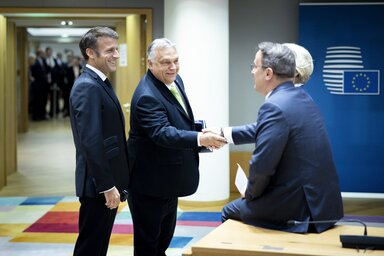 Orbán Viktor az uniós csúcs szünetében kezet fog Xavier Bettel luxemburgi miniszterelnökkel (Fotó: MTI/Miniszterelnöki Sajtóiroda)