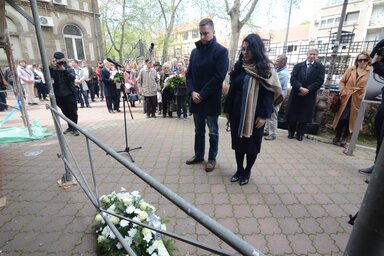Megemlékezők a Zsinagóga előtti udvarban (Fotó: novisad.rs)