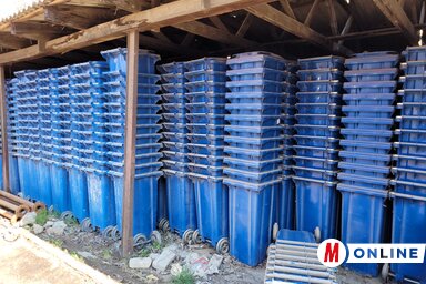 A kiosztásra váró kukák (Lakatos János felvétele)