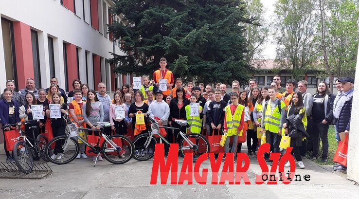 A községi közlekedési verseny résztevői a szervezőkkel és a támogatók egy részével, illetve a hatalmas örömöt jelentő nyeremény kerékpárok (Kazinczy Paszterkó Diana felvétele) A községi közlekedési verseny résztevői a szervezőkkel és a támogatók egy részével, illetve a hatalmas örömöt jelentő nyeremény kerékpárok (Kazinczy Paszterkó Diana felvétele)