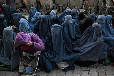 A nők csak az arcukat is teljesen elfedő ruhában, vagyis burkában mehetnek ki az utcára (Fotó: AFP)