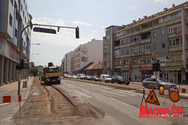 A Jovan Subotić utcában, az Újvidéki Színház épülete előtti szakaszon most csak egy szűk folyosón közlekedhetnek a járművek (Fotó: Szeli Balázs felvétele)