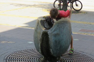 Egy kis frissítő a Zoran Đinđić téren – A nyári hőségben sok folyadékot igyunk! (Fotó: Patyi Szilárd)