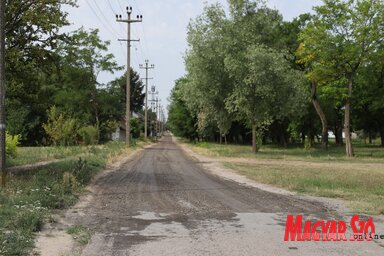 A Pék utcában felmarták az aszfaltot, hamarosan kezdődik a bővítés és az aszfaltozás (Lakatos János felvétele)