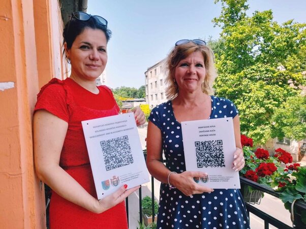 Marina Popović, az idegenforgalmi szervezet megbízott igazgatója és Csípe Tímea, a Művelődési Ház igazgatója a QR-kódokkal ellátott táblákkal Marina Popović, az idegenforgalmi szervezet megbízott igazgatója és Csípe Tímea, a Művelődési Ház igazgatója a QR-kódokkal ellátott táblákkal