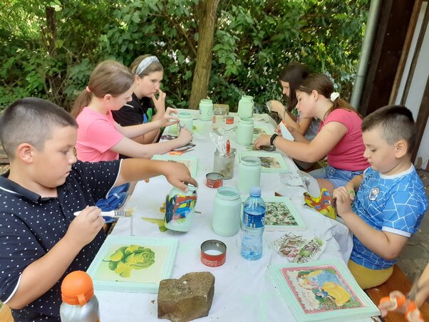 A nap végén a gyermekek hazaviszik a munkáikat, hogy megmutassák szüleiknek, nagyszüleiknek az aznapi sikerélményük tárgyát A nap végén a gyermekek hazaviszik a munkáikat, hogy megmutassák szüleiknek, nagyszüleiknek az aznapi sikerélményük tárgyát