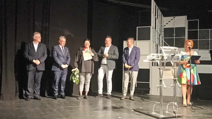 Körmöci Petronella örömteli pillanatai a díjátadó során (Fotó: Szabadkai Népszínház Facebook-oldala) Körmöci Petronella örömteli pillanatai a díjátadó során (Fotó: Szabadkai Népszínház Facebook-oldala)