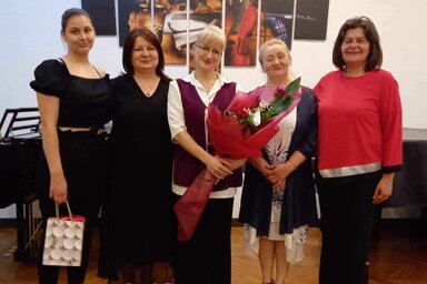 A tanárnő és a diákok egy része az évzáró koncert végén