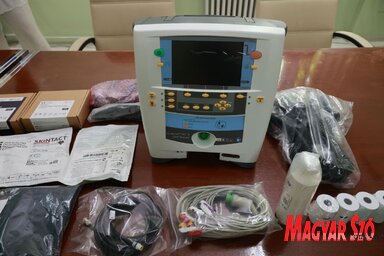 Az új defibrillátor (Fotó: Vidács Hajnalka)