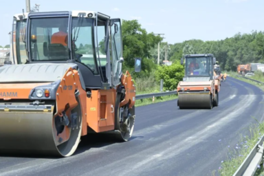 Munkagépek a Kishegyes–Szikics–Bácsfeketehegy szakaszon zajló felújításon (Fotó: Predrag Mitić/Pink.rs)