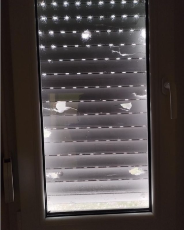 A helyenként tojás nagyságúra nőtt jégdarabok Verbászon a redőnyöket is kilyuggatták... (Fotó: nsuzivo/Instagram) A helyenként tojás nagyságúra nőtt jégdarabok Verbászon a redőnyöket is kilyuggatták... (Fotó: nsuzivo/Instagram)