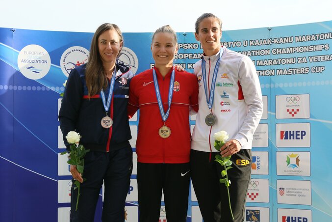 Bedősz Krisztina, Kiszli Vanda és a spanyol Eva Barrios a dobogón (Fotó: facebook.com/CanoeEurope)