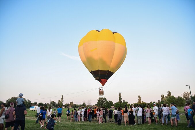 A hőlégballonozás volt az idei Nyárhangoló Fesztivál egyik legnagyobb attrakciója, nemcsak azért, mert a rendezvény alatt minden este ingyen állt a látogatók rendelkezésére, hanem mert nem mindennapi élményt nyújtott a bátrabb vállalkozók számára. A rende A hőlégballonozás volt az idei Nyárhangoló Fesztivál egyik legnagyobb attrakciója, nemcsak azért, mert a rendezvény alatt minden este ingyen állt a látogatók rendelkezésére, hanem mert nem mindennapi élményt nyújtott a bátrabb vállalkozók számára. A rende
