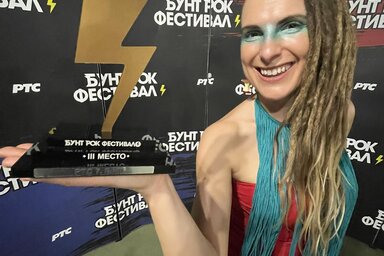 Sóti Juli a megnyert díjjal (Fotó: Bunt Festival)