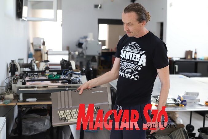 Magyarországi, Videoton-gyártmányú számítógép (Lakatos János felvétele) Magyarországi, Videoton-gyártmányú számítógép (Lakatos János felvétele)