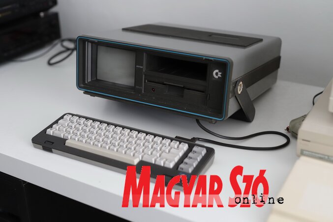 Árpád gyűjteményének legértékesebb darabja a Commodore SX-64 (Lakatos János felvétele) Árpád gyűjteményének legértékesebb darabja a Commodore SX-64 (Lakatos János felvétele)