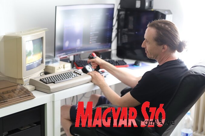 Árpi szívesen ragad joystickot, és játszik egyet a régi gépeken (Lakatos János felvétele) Árpi szívesen ragad joystickot, és játszik egyet a régi gépeken (Lakatos János felvétele)