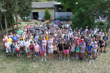 Az első tábor résztvevői közös csoportképen (Fotó: Jézus-barát Gyalogtúra)