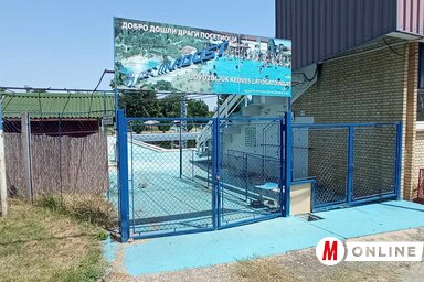 Zárt kapuk várják a fürdőzni vágyókat az óbecsei medencén (Kancsár Izabella felvétele)