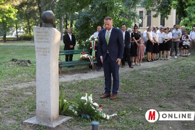 Kovács Károly elhelyezi a megemlékezés virágait (Lakatos János felvétele)