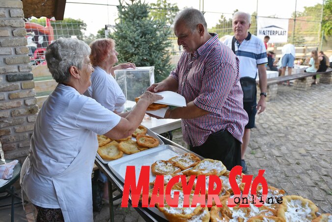 A lángos eladásából befolyó összeget jótékonysági célra fordítják (Molnár Edvárd felvétele)