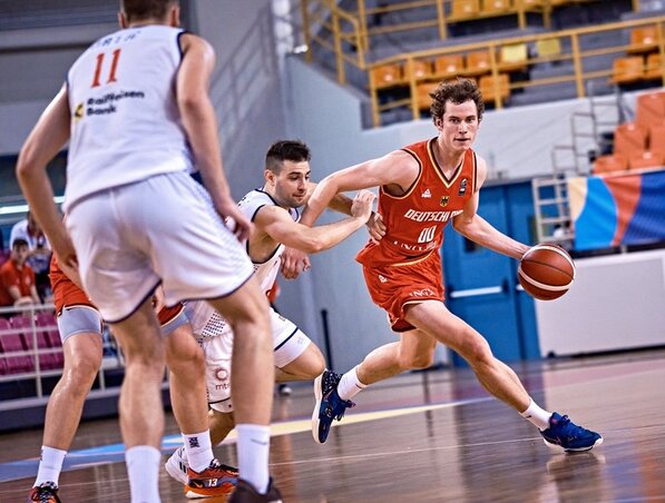 A szerbek a második félidő jó védekezésével döntöttek a németek ellen (Fotó: FIBA) A szerbek a második félidő jó védekezésével döntöttek a németek ellen (Fotó: FIBA)